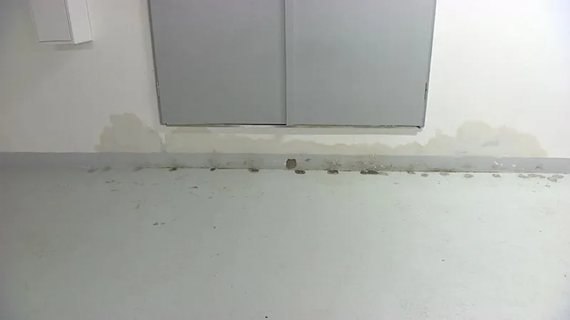 Promočená fasáda v garáži