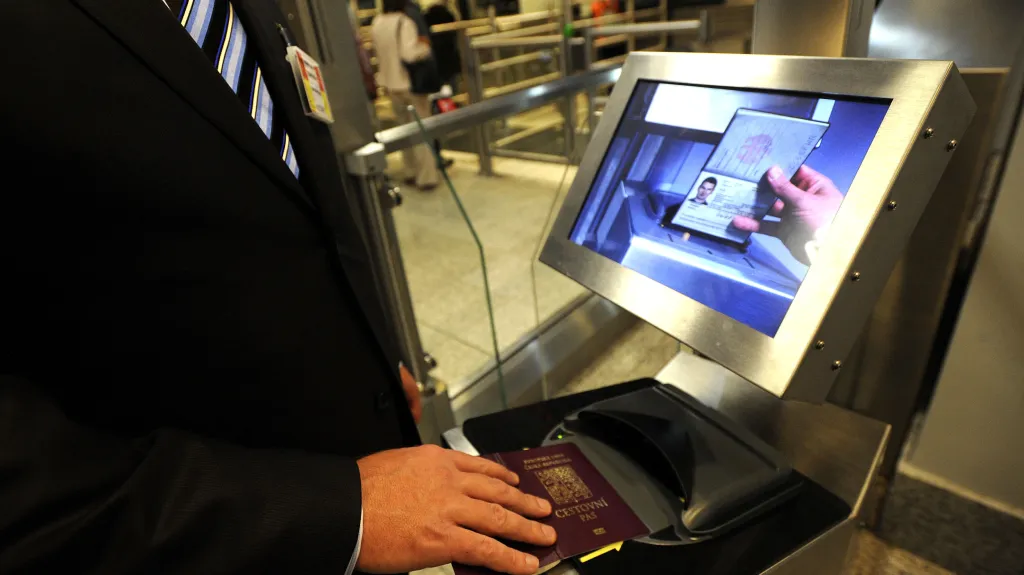 Kontrola pasu s biometrickými údaji