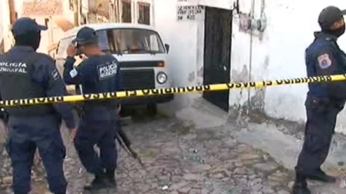 Mexická policie na místě přestřelky ve městě Taxco