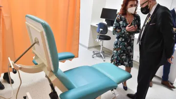 Staniční sestra Eva Vykoukalová a ministr zdravotnictví Vlastimil Válek v nových prostorách MOÚ