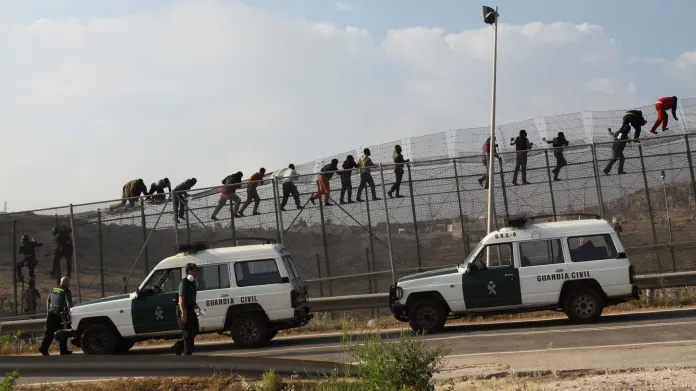 Migranti na hraničním plotu v Melille (květen 2014)