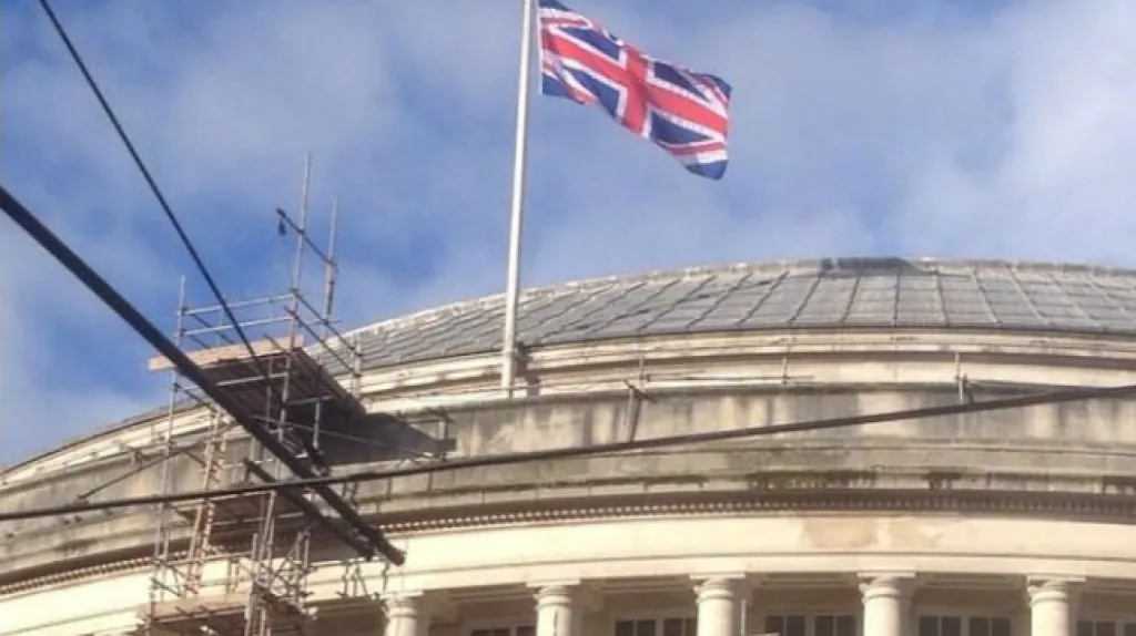 Chybně ušitá britská vlajka nad knihovnou v Manchesteru