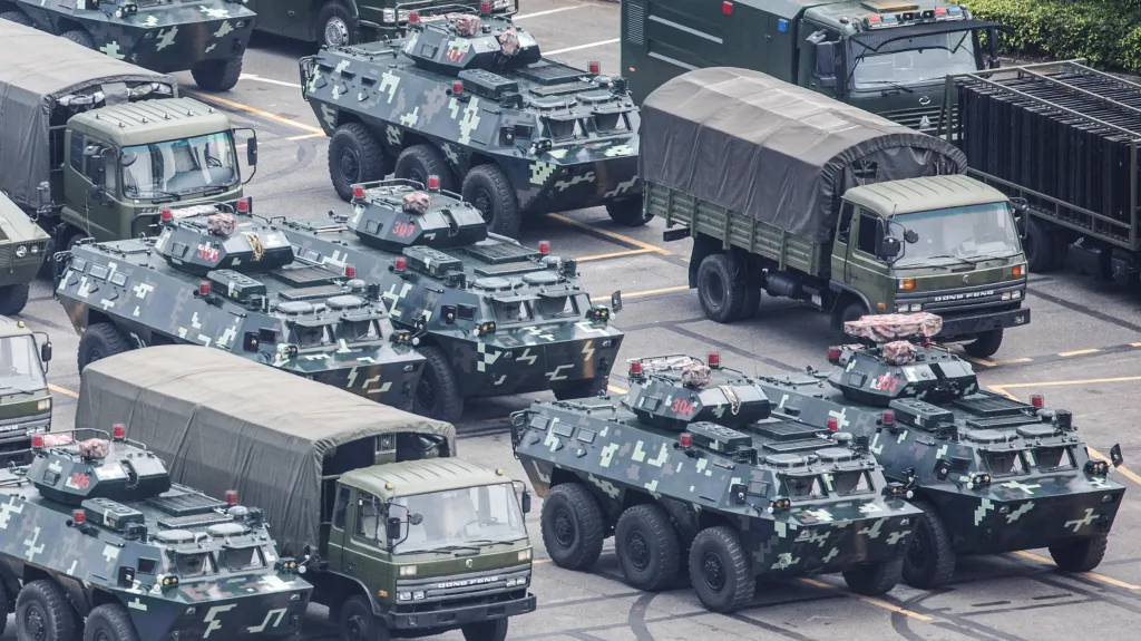 Čínská armáda pořádá vojenské cvičení u Hongkongu
