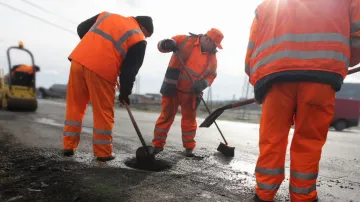 Práce při opravách děr