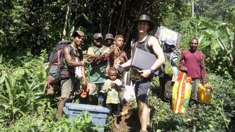 Vejmělka s místními asistenty a nosiči