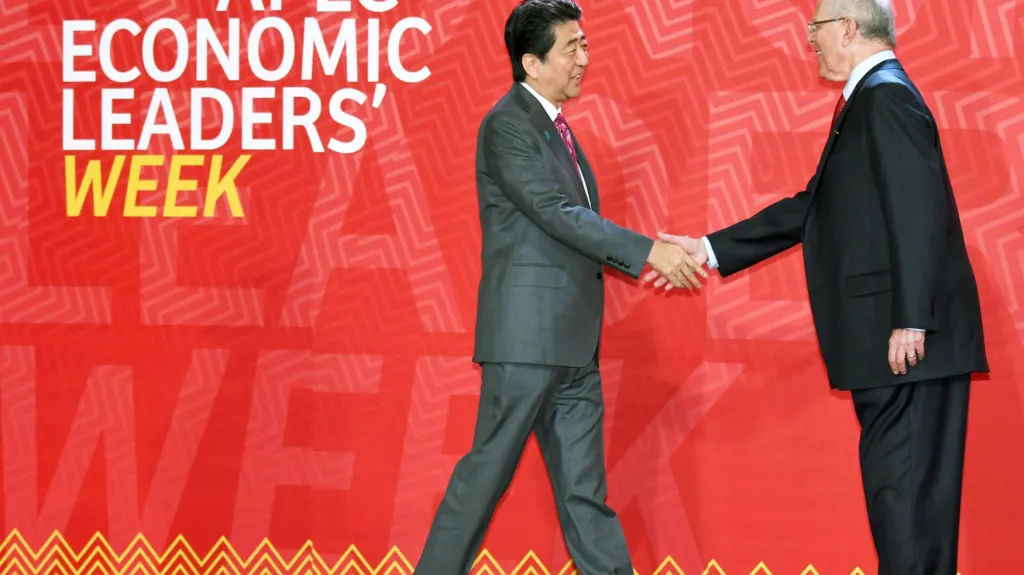 Prezident Peru Kuczynski (vpravo) zdraví japonského premiéra Abeho