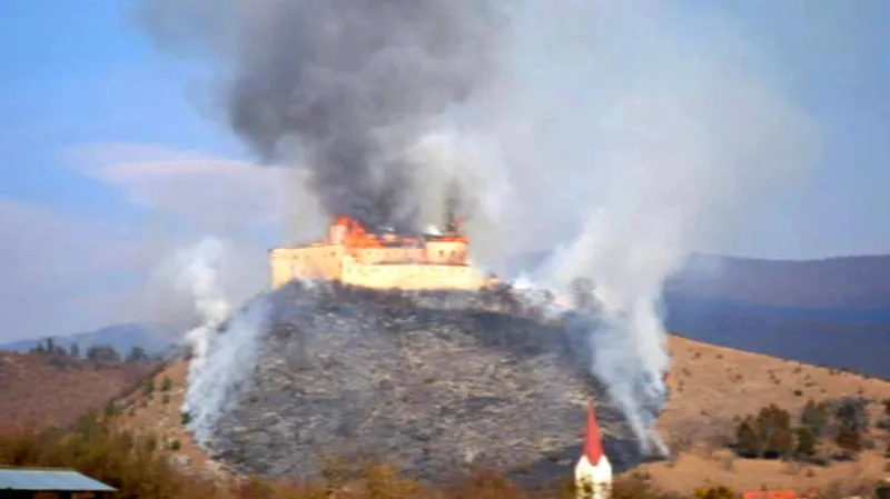 Hrad Krásna Horka zachvátil požár