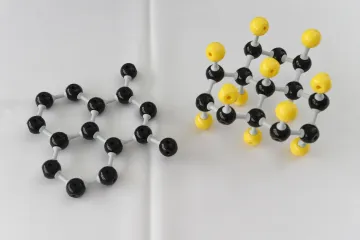 Vědci dostali miliony na výzkum grafenu. Supertenké látky pevnější než ocel