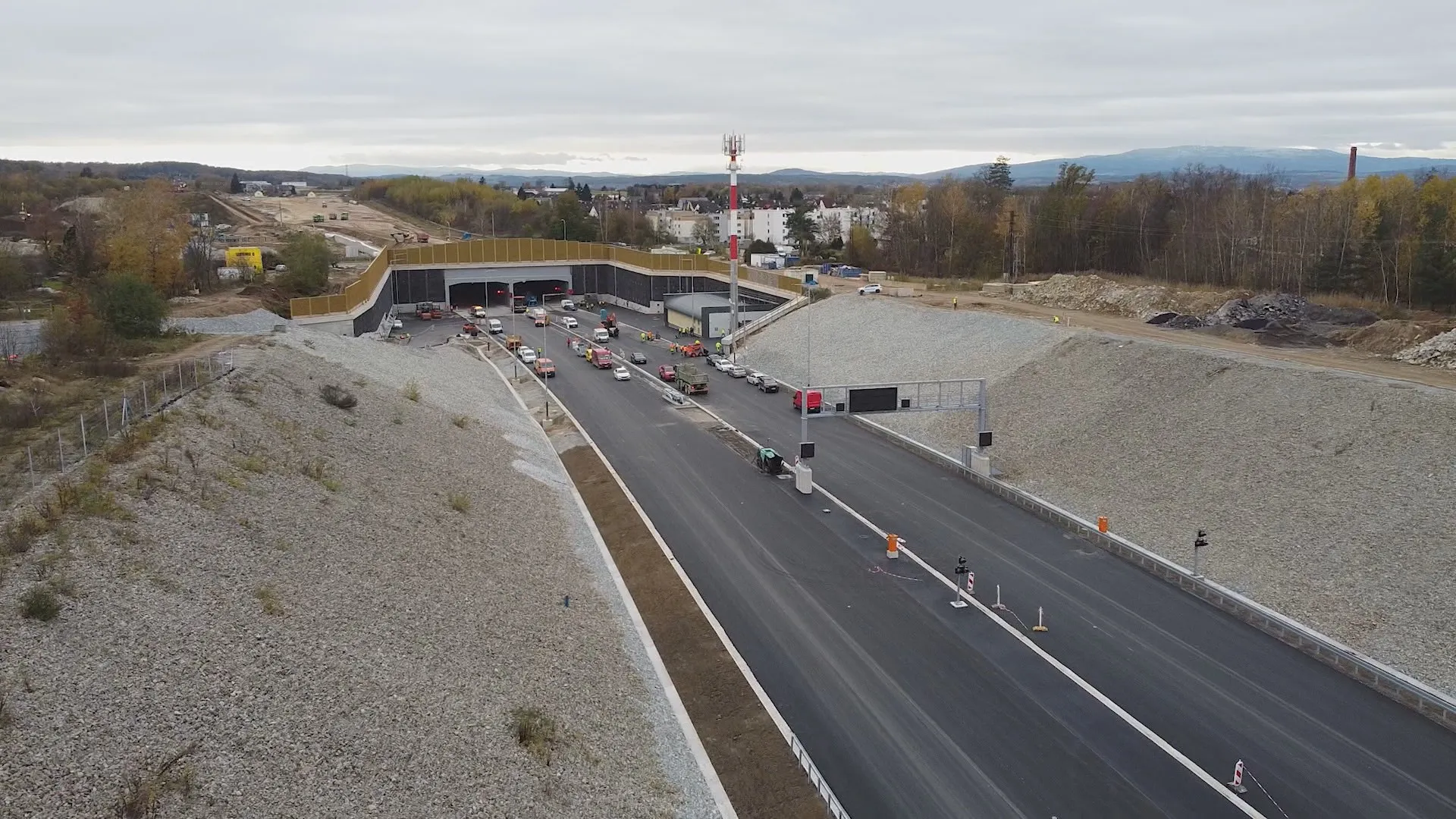 Výstavba vázne. Pomáhá ale i „největší evropské dálniční staveniště“