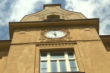 Památná secesní škola v Praze 10 chátrá