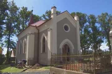Ukrajinci na Broumovsku opravují kostely jako poděkování za pomoc