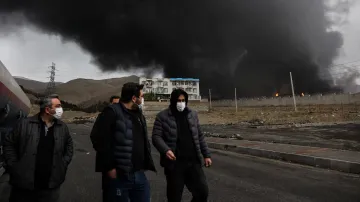 Následky útoku na palivové nádrže u Teheránu (snímky z 8. března 2026)