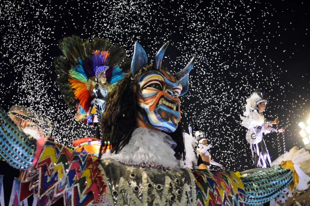 Přehlídka tanečních škol na Sambodromu během karnevalu v Riu 2018