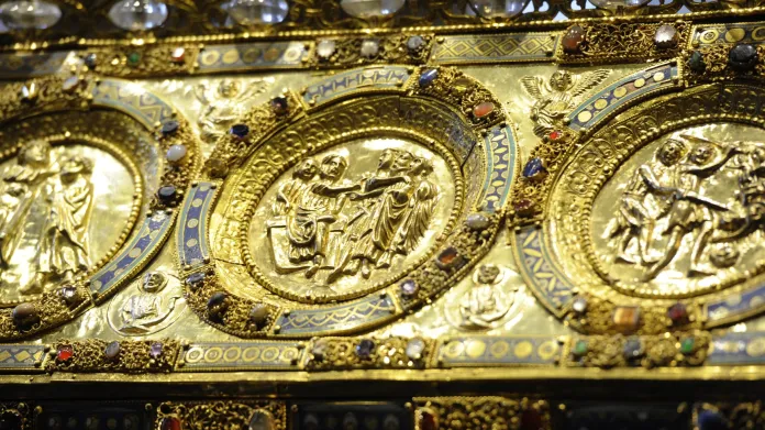 Detaily zdobení relikviáře sv. Maura
