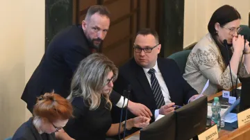 Zasedání ostravského zastupitelstva – vlevo nahoře končící primátor Tomáš Macura (dříve ANO) a jeho nástupce Jan Dohnal (ODS)