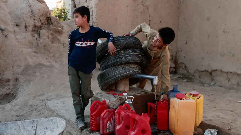 Afghánští chlapci s kanystry na vodu