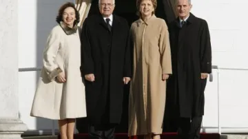 Manželé Klausovi s irskou prezidentkou a jejím manželem