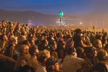 Písečná bouře s intenzivním deštěm. Festival Burning Man zkomplikovalo počasí