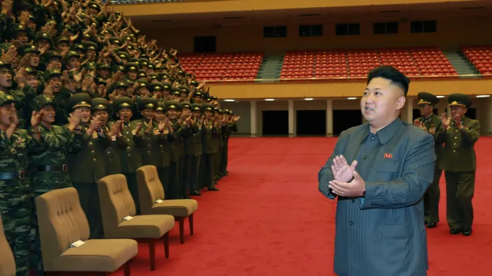 Kim Čong-un kouká na tleskající vojsko