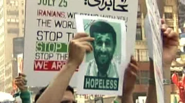 Demonstrace proti Ahmadínežádovi