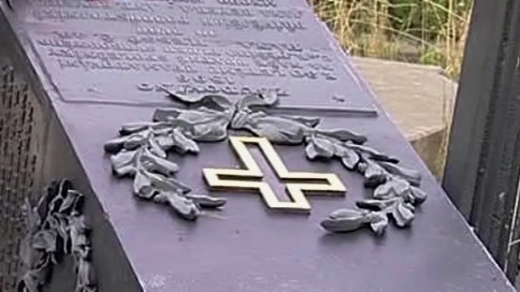 Poničený pomník bitvy u Hradce Králové