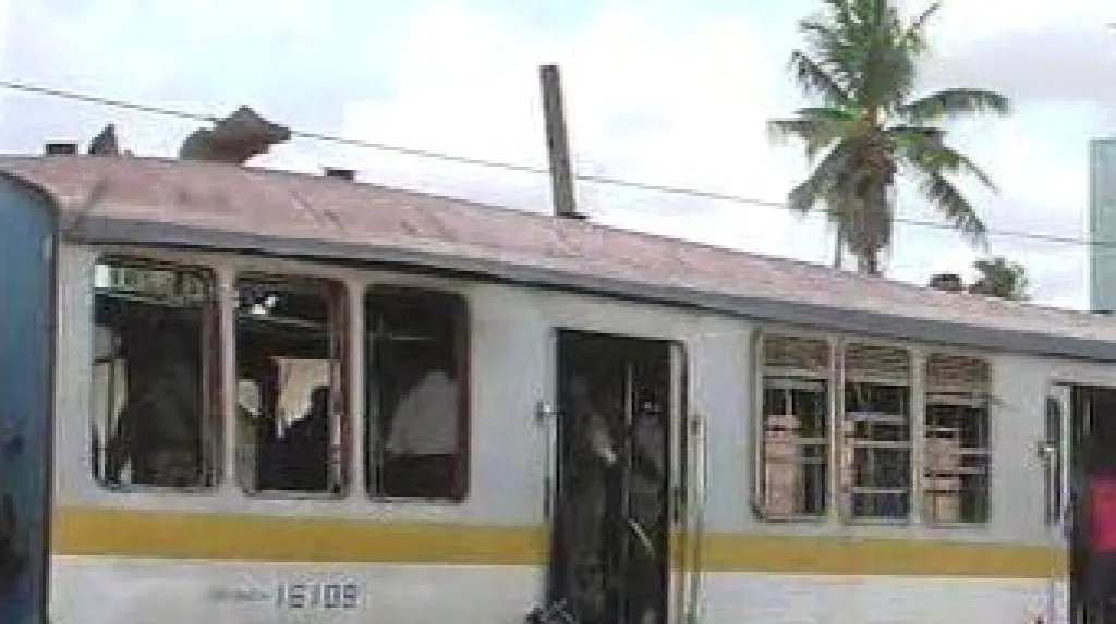 Vlak poškozený výbuchem