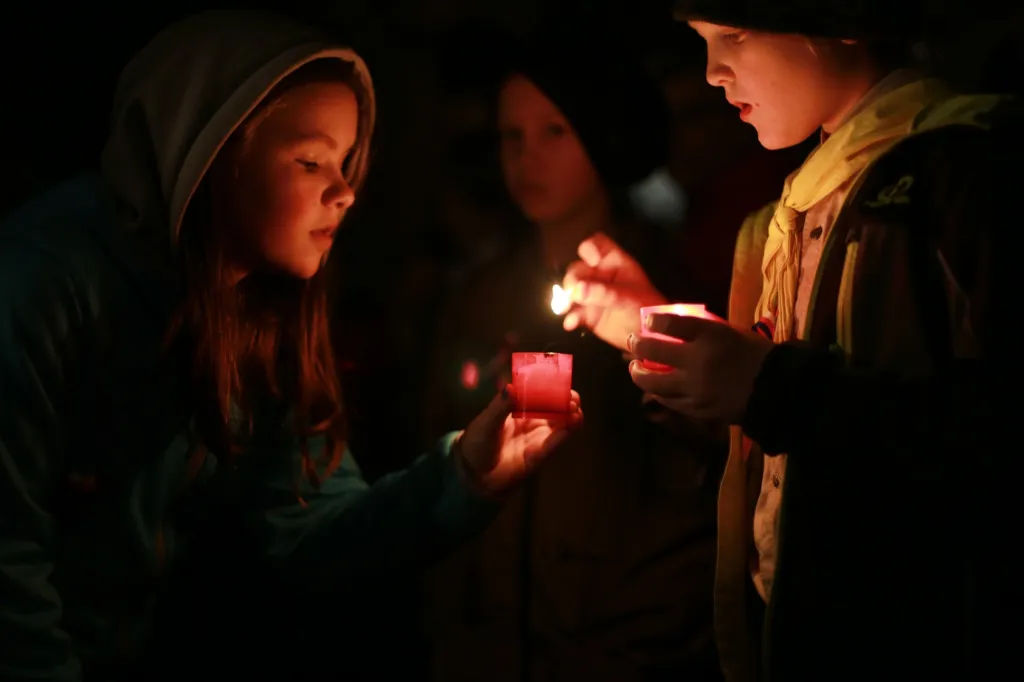 Barborská ulice a vystoupení studentů Církevního gymnázia - formou stínového divadla představili nešvary postmoderní společnosti