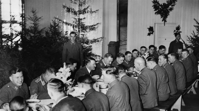 Adolf Hitler slaví Vánoce s vojáky, 27. 12. 1939