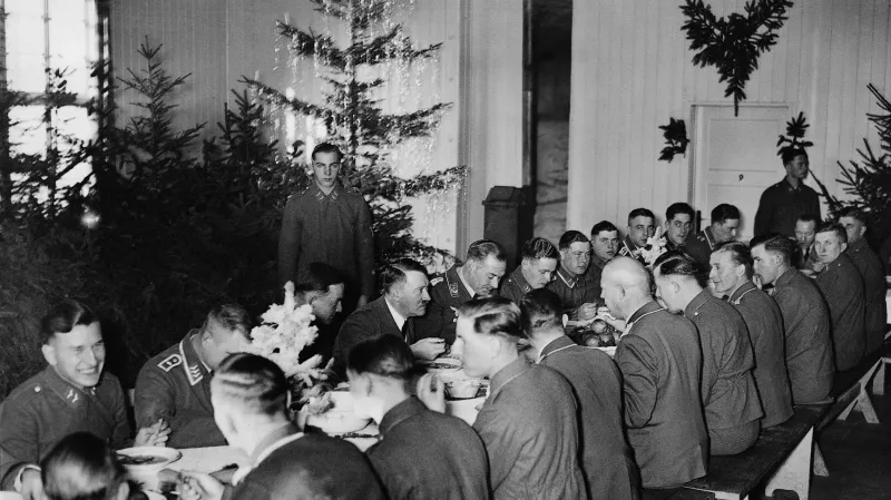 Adolf Hitler slaví Vánoce s vojáky, 27. 12. 1939