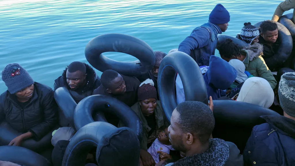 Migranti na člunu, který zastavila tuniská pobřežní stráž. Ilustrační foto