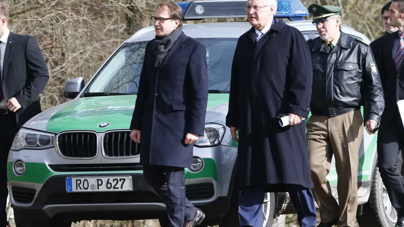 Ministři Hermann a Dobrindt na místě neštěstí