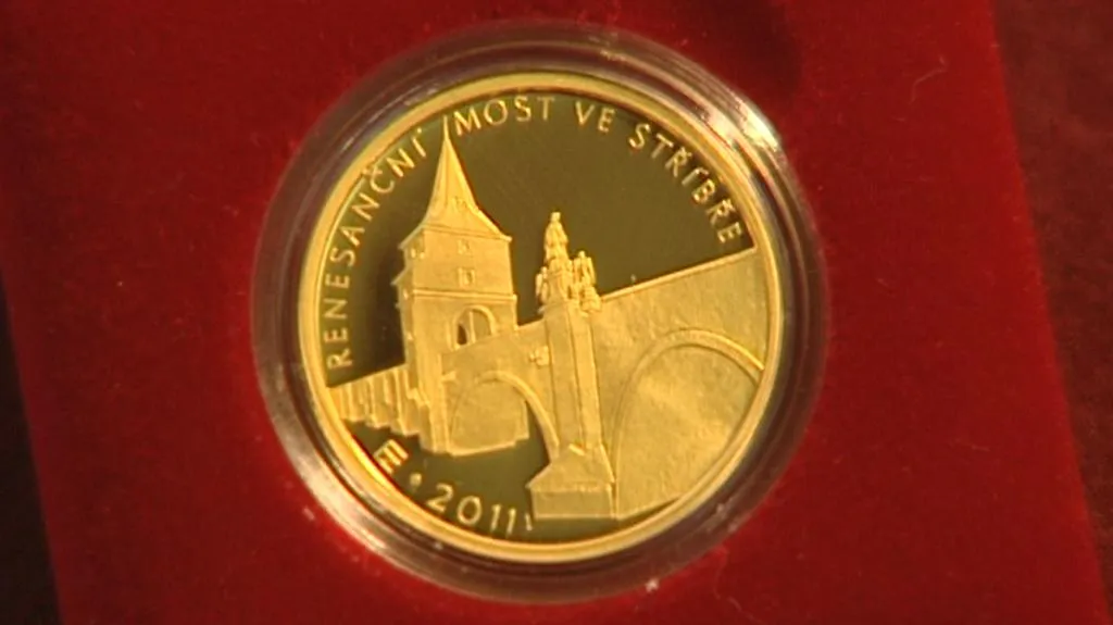 Zlatá mince s motivem mostu ve Stříbře