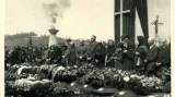 Pohřeb téměř stovky obětí konce války ve Velkém Meziříčí