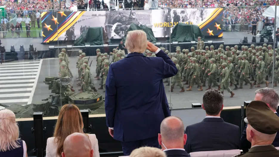 Donald Trump během vojenské přehlídky ve Washingtonu