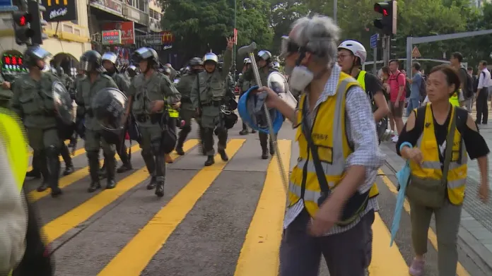 Wong s dalšími dobrovolníky se snaží udržet bezpečnostní složky a protestující od sebe