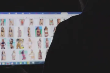 Europoslanci chtějí zakázat AI aplikace na „svlékání“ bez souhlasu