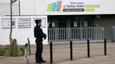 Policista hlídá před školou, kde student zaútočil nožem na ostatní žáky