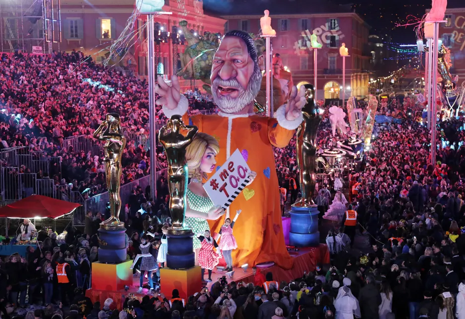 Alegorický vůz s figurou filmového producenta Harveyho Weinsteina na 135. ročníku karnevalu v Nice