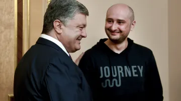 Ukrajinský prezident Petro Porošenko s novinářem Arkadijem Babčenkem