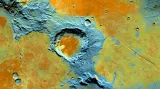 Jihozápadní okraj sopečné oblasti Tharsis a láva z jejích obrovských vulkánů, která stekla do krajiny zvané Terra Sirenum. Vědci se neshodli na tom, kolik let tyto dva geologické jevy dělí. Snímek pochází z kamerového systému Thermal Emission Imaging System (THEMIS) sondy Mars Odyssey z května 2013.