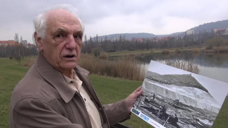 Stanislav Štýs na místě, kde v roce 1972 pořídil fotografii rypadla