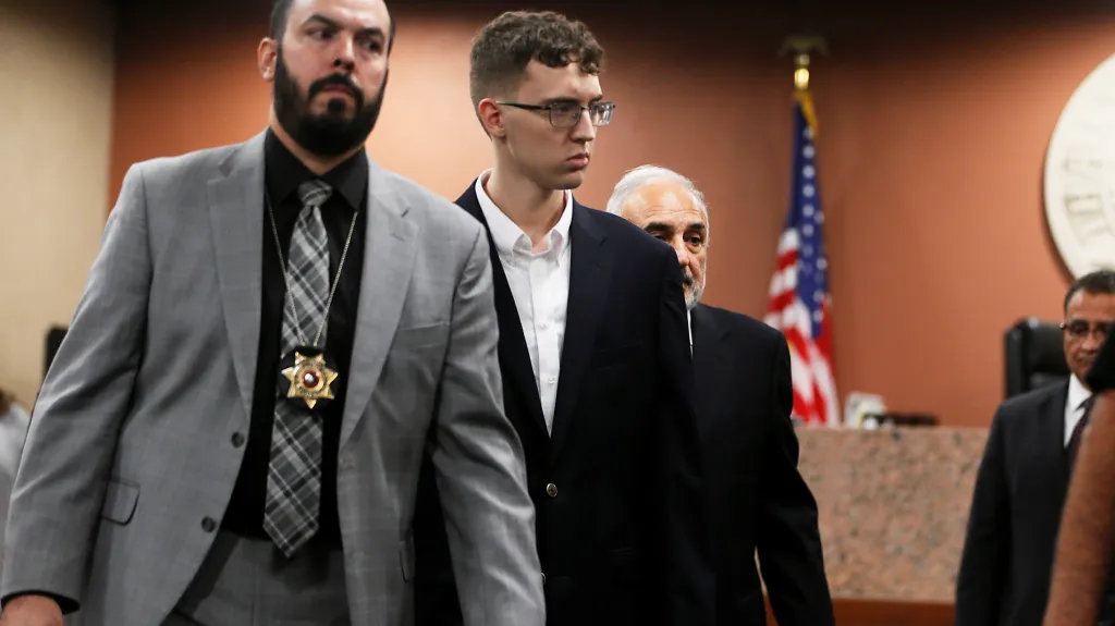 Jedenadvacetiletý Patrick Crusius (druhý zleva), obviněný z vraždy 22 lidí, odmítl vinu