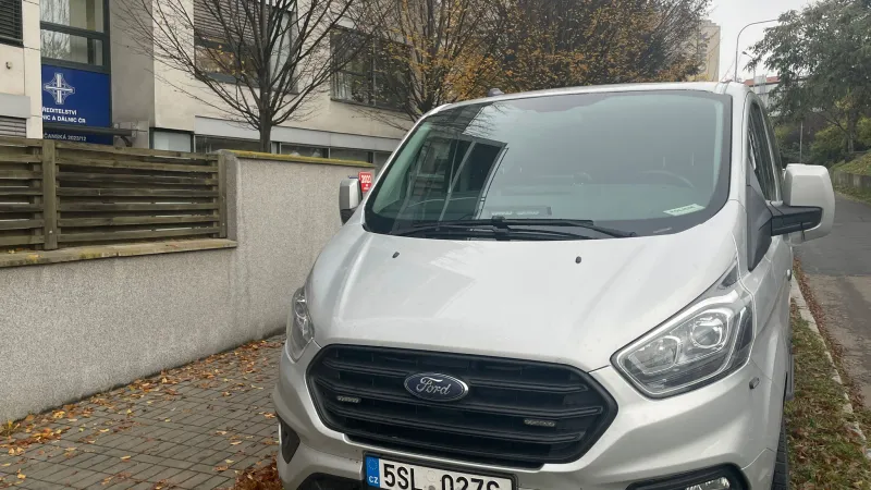 Redaktoři ČT David Radimerský a Klára Hořeňovská k zásahu NCOZ v Praze a v Hradci Králové