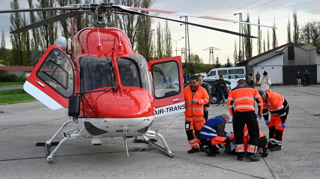Záchranáři zasahují při neštěstí v dole v Novákách