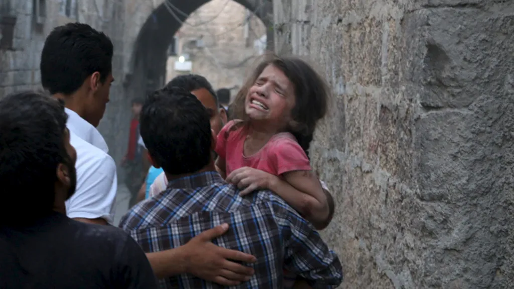 Dívka raněná při bombovém útoku, údajně ze strany sil prezidenta Asada, v syrském Aleppu