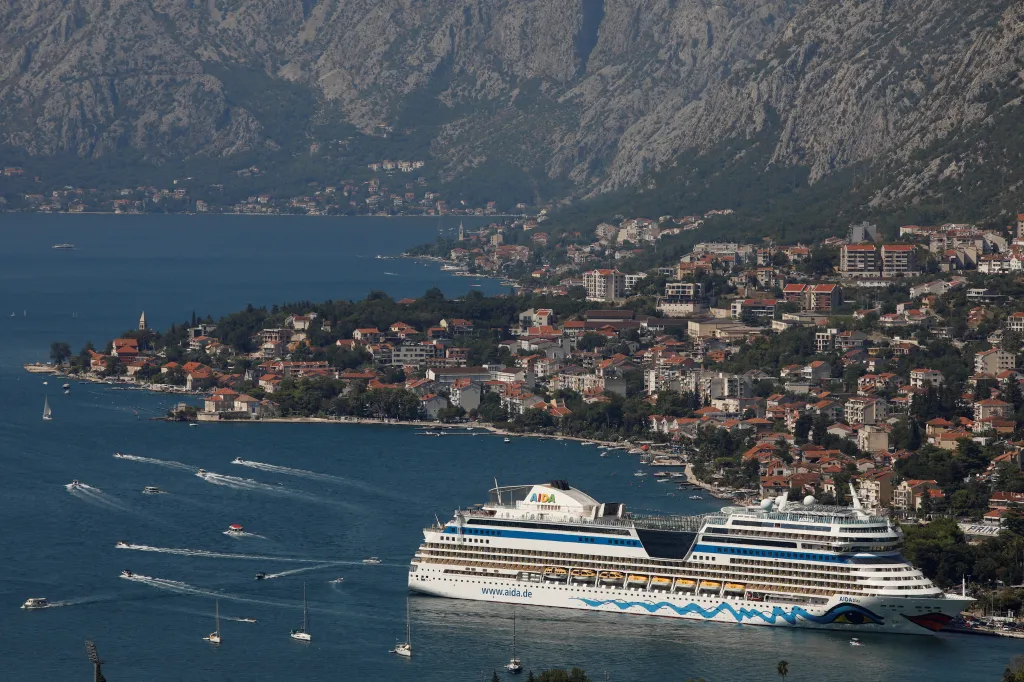 Město Kotor čelí davům turistů