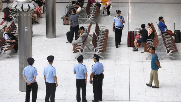 Čínská policie na nádraží v Hongkongu