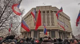 Proruští demonstranti před budovou krymského parlamentu