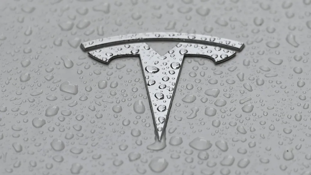 Logo automobilky Tesla