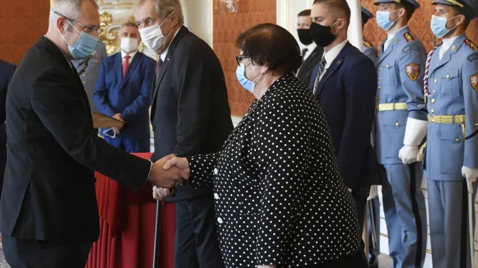Alexandr Krysl si potřásá rukou s ministryní Marií Benešovou při svém jmenování v létě 2020